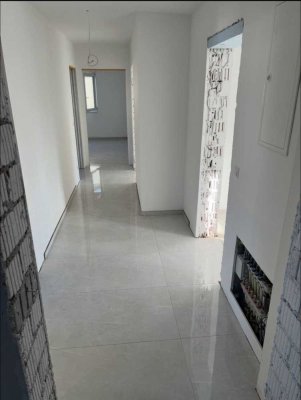 Erstbezug nach Sanierung: exklusive 3 Zimmer- Wohnung mit Terrasse und Garten im Röttererberg.