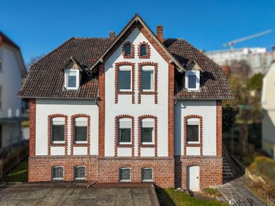 Weitblick und zentrale Lage: Zweifamilienhaus mit 3 Garagen in Bad Hersfeld