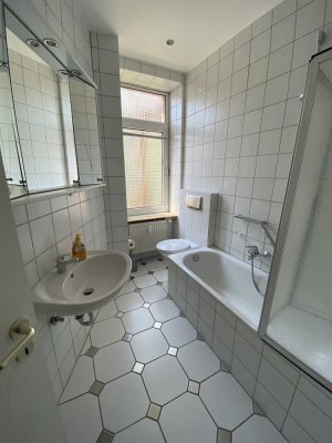 Geschmackvolle, vollständig renovierte 2-Zimmer-Wohnung mit Balkon und EBK in Kaiserslautern