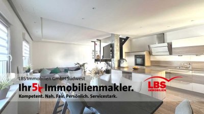 Grundstück mit 4 Eigentumswohnungen nach WEG geteilt