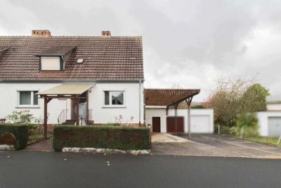 Charmante Doppelhaushälfte mit hohem Carport, Garage und großem Garten