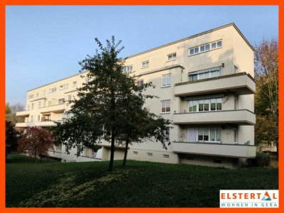 Im Bauhausstil mit Oberlicht wohnen // Offene Küche // Bad mit Wanne // Blick ins Grüne