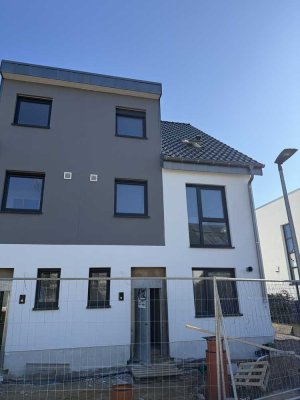Erstbezug: Ansprechende 5-Zimmer-Doppelhaushälfte mit lux. Innenausstattung und EBK