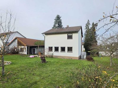 Gelegenheit! Kleines Einfamilienhaus mit schönem Garten und 2 Garagen, Nähe Coburg!