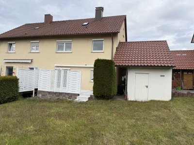 Doppelhaushälfte in ruhiger Lage mit Garage und Garten