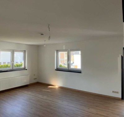 Erstbezug nach Sanierung mit EBK: Schöne 3,5-Zimmer-Erdgeschosswohnung in Schwandorf