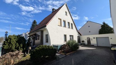 Von Privat, freistehendes 1 bis 2 Familienhaus, mit schönem Garten, Terrasse, Garage in Kelsterbach