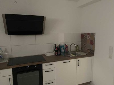Freundliche und vollst. renovierte 2,5-Raum-Souterrain-Wohnung mit geh. Innenausstattung mit EBK