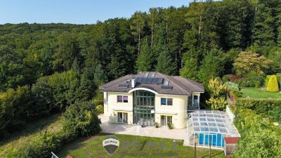 "Großartiger Familiensitz mit Wald!"