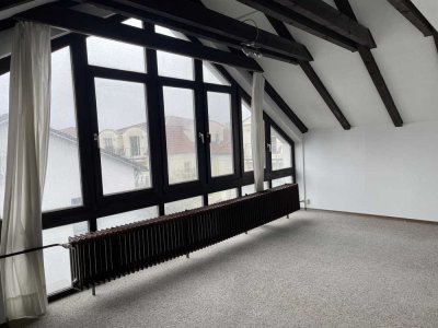 großzügige Doppelhaushälfte in sehr guter Lage, mit zwei Garagen, Terrasse, Garten, Balkon