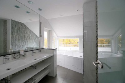 HOCHWERTIG MÖBLIERTE DACHGESCHOSSWOHNUNG MIT DACHTERRASSE!