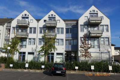 Schöne Dachgeschosswohnung mit Einbauküche und Einbaukleiderschränken