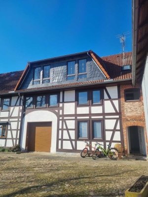 Charmante 1-Zimmer-Wohnung mit Holzbalken in historischem Bauernhaus