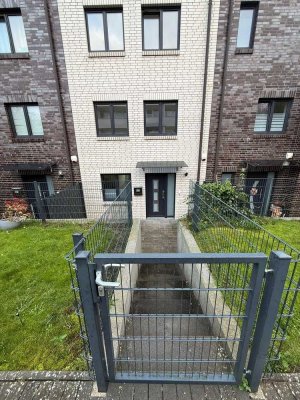 Modernes Mittelreihenhaus mit 6 Zimmern, Balkon & Terrasse in Harburg