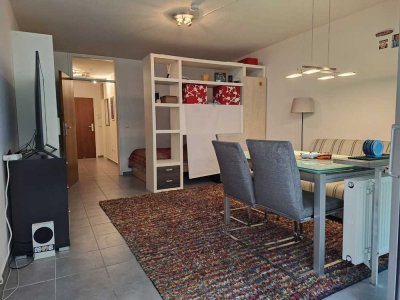 HELLE WOHNUNG MIT BALKON, SEP. KÜCHE UND DACHGARTEN