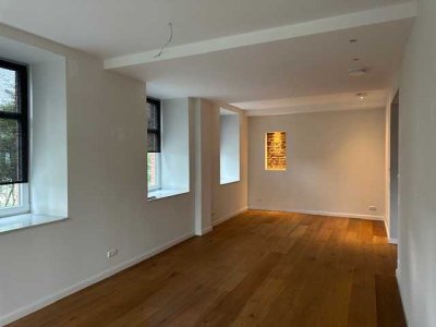 Außergewöhnliche Maisonettewohnung mit Terrasse und Loggia auf Parkähnlichem Grundstück .