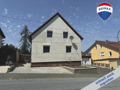 Zweifamilienhaus, Doppelgarage, großer Garten, frisch modernisiert, in Schiffweiler zum besten Preis