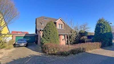 Einfamilienhaus in Hoerstgen: viel Platz für die Familie, großer Garten mit Pool & Garagen in ruhige