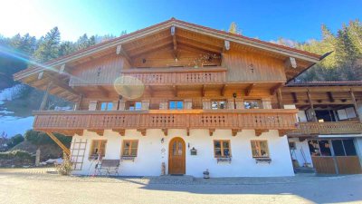 Stilechtes Bauernhaus mit kleiner Landwirtschaft in exponierter, idyllischer Alleinlage