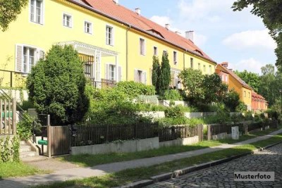 Freistehendes Dreifamilienhaus nebst Garage