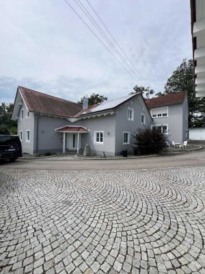 Idyllisches Anwesen: Großes Grundstück mit Zwei Häusern und weitläufigen Gärten in Ruhiger Lage.