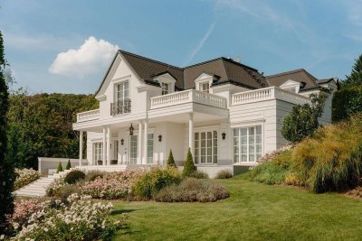 Exlusive Neubau-Stilvilla mit Pool in prominenter Lage