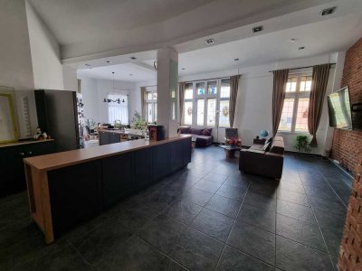 Seltene Gelegenheit - geräumige Wohnung in schöner Jugendstilvilla mit hohen Decken in Bestlage