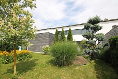 Prämiertes Winkelhaus in ruhiger Lage direkt am Krankenhaus – ideal für die kleine Familie!