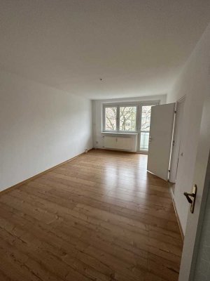 3-Zimmer-DG-Wohnung mit Badewanne, Laminat und großem Süd-Balkon