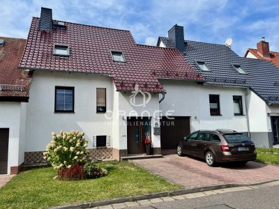 *** Großzügiges Reihenhaus mit Gartenparadies, Poolvergnügen, Garage – viel Platz für Familie ***
