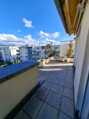 Großzügige 3,5-Zimmer-Attikawohnung mit riesiger umlaufender Dachterrasse mit Schwarzwald-Panorama
