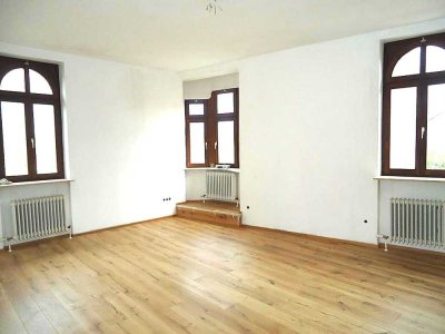 Charmante 4-5 ZKB Altbauwohnung, EKB, Südbalkon mit Blick auf den Neckar, direkte Bahnnähe!