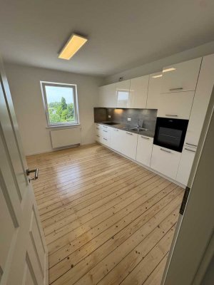 Erstbezug: Kernsanierte 3-Zi.-Wohnung mit Holzdielen & EBK in Schildesche