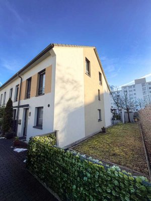 Neu- & hochwertiges REH mit gepflegten Garten, hochwertiger Einbauküche, 2 Stellplätzen – zeitnah fr