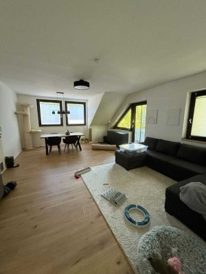 Teilsanierte 2,5 Raum Wohnung mit Einbauküche und elektrischer Fußbodenheizung in ruhiger Gegend