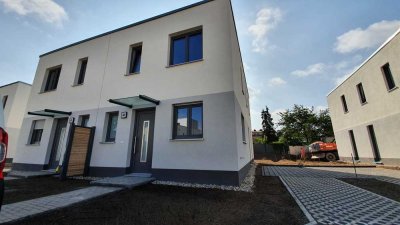 Neubau-Doppelhaushälfte mit 4 Zimmern in Berlin-Bohnsdorf