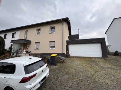 Charmante Doppelhaushälfte mit Anbau und großzügigem Garten