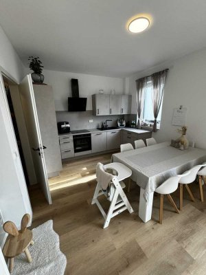 Neuwertige 3ZKBTG EG-Neubauwohnung mit Küche, Garten, Carport und E-Ladesäule in Halle (Westf.)