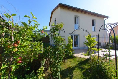 Sonniges Einfamilienhaus mit Traumgarten in Alteglofsheim