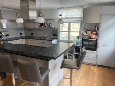 Modernisierte 5 Zimmer Wohnung mit hochwertiger Einbauküche