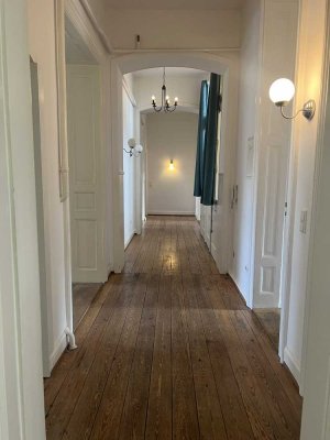 Altbaujuwel / Großzügige 5,5 Zimmer- Wohnung, Garage