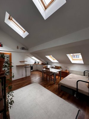 Lichtdurchflutete 2-Zimmer-Dachgeschosswohnung mit Einbauküche (ohne Möbel)