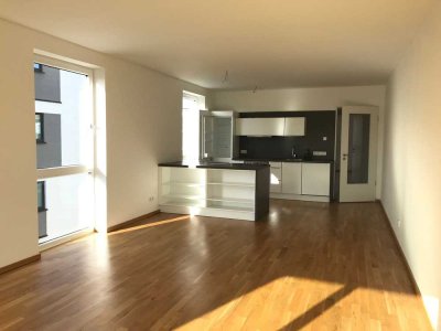 Frei ab 01.05. - Moderne 3-Zi.-Whg. im 5.OG mit Balkon + Keller + EBK !!!