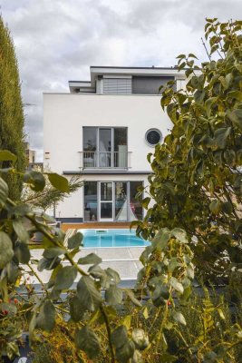 Modernes Einfamilienhaus im Bauhausstil mit Außenpool