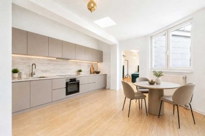 Gartenstraße, Mitte: 2–3 Zimmer Dachgeschoss-Wohnung mit ca. 17 m² großer Terrasse und viel Potenzia