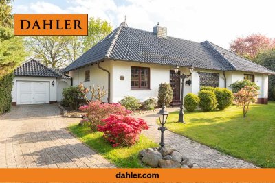 Gepflegtes und teilsaniertes Walmdachhaus mit massiver Garage und Sommergarten