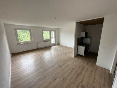 +++ ERSTBEZUG NACH SANIERUNG: Wohnraum-Schönheit mit EBK, Balkon und Stellplatz +++
