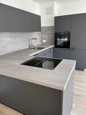 Neuwertige 2,5-Zimmer-Wohnung mit lux. Innenausstattung und Balkon