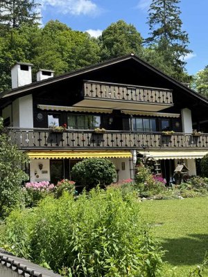 Hölzlweg! Beste Wohnlage, EG,  gepfl. Anwesen, toller Blick,  2 Bäder, off. Kamin, beste Ausstattung