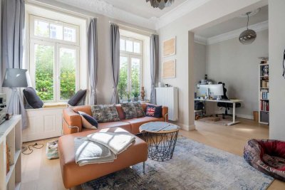 Frei lieferbar: Altbaucharme trifft Großstadtflair – stilvolle 2,5-Zimmer-Wohnung mit Garten